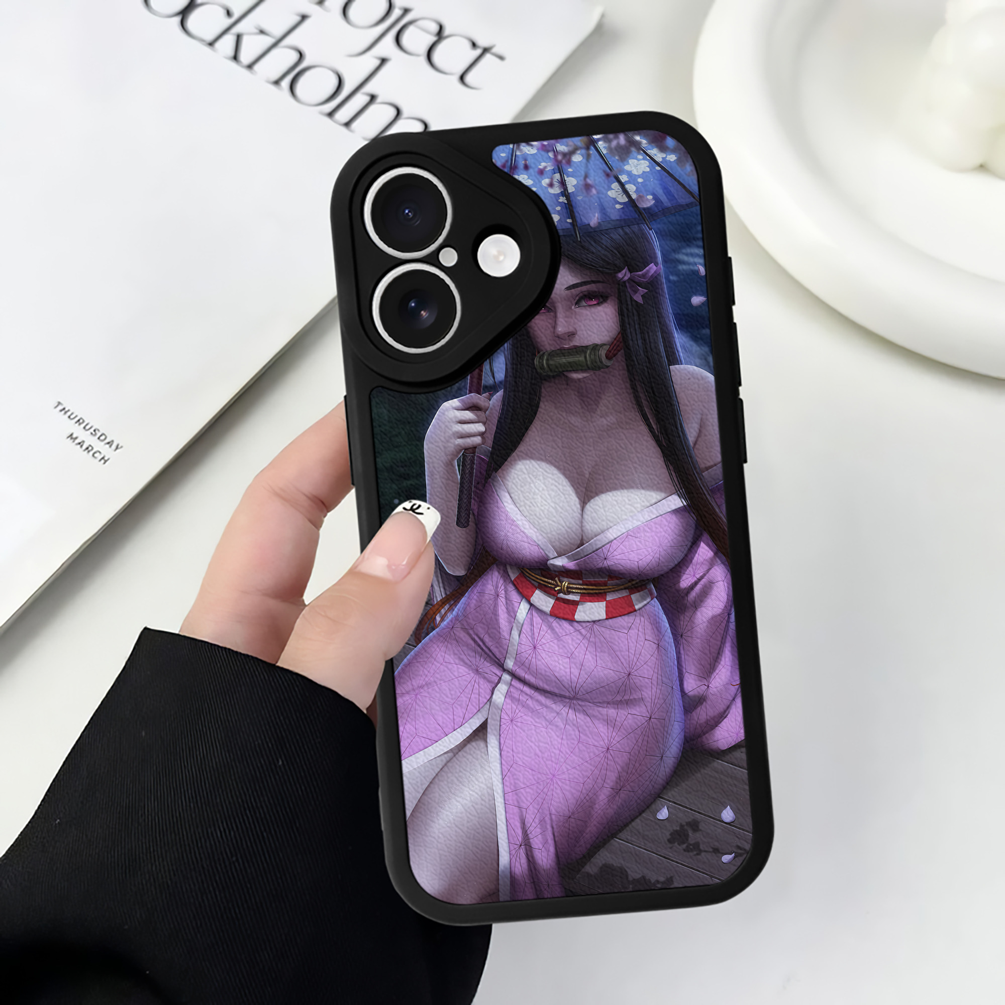 （画像用） 鬼滅の刃（きめつのやいば）竈門 禰󠄀豆子／かまど ねずこ Kamado Nezuko 【iPhone 16シリーズ対応】シリコンスマホケース（レザー調） 材質：シリコン